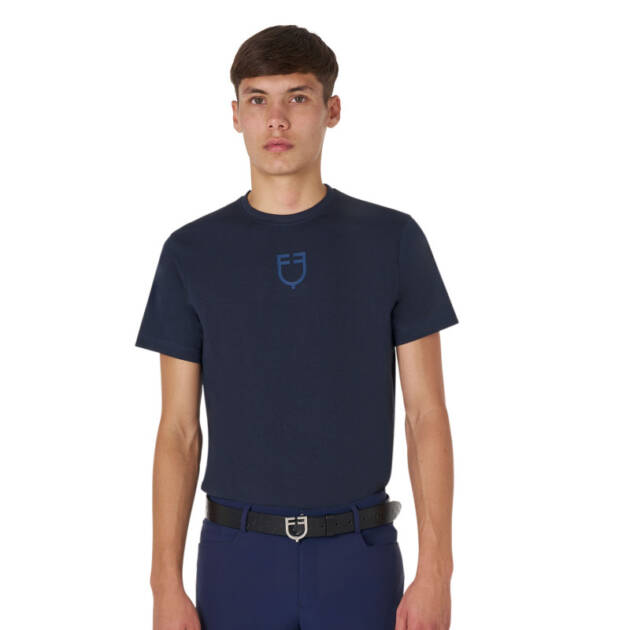 Camiseta básica masculina com logotipo tom sobre tom