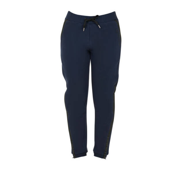 Calça feminina com abertura lateral