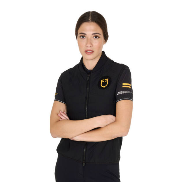 Colete feminino slim fit em tecido técnico