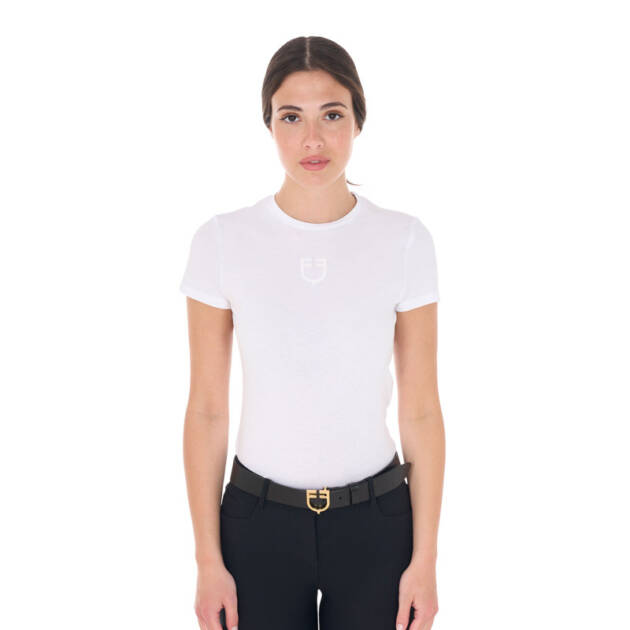Camiseta básica feminina com logotipo tom sobre tom