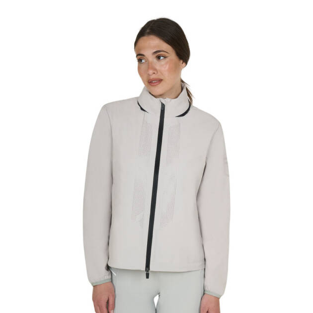 Softshell feminina com logo nas costas